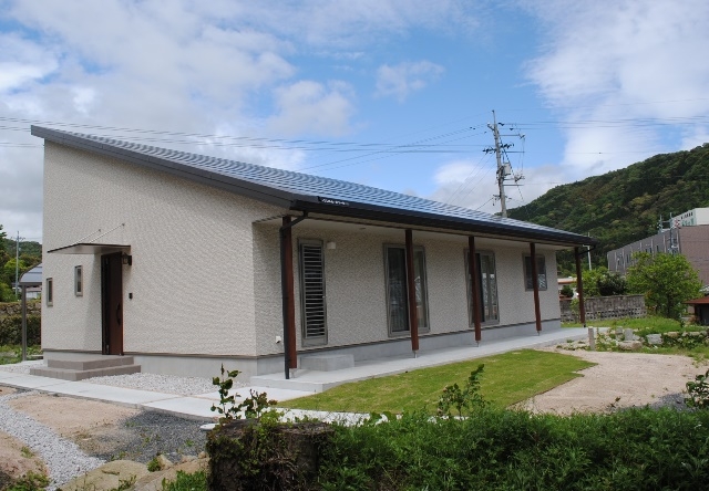 型流れのシンプルな屋根形状に大容量の太陽光パネルを設置