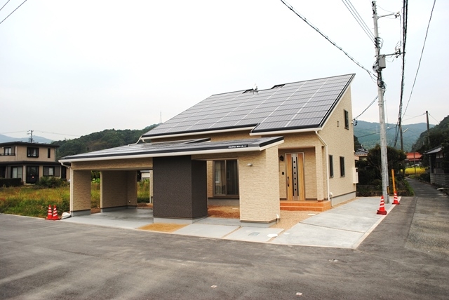 住宅と門構えに太陽光パネルを搭載したゲートハウス