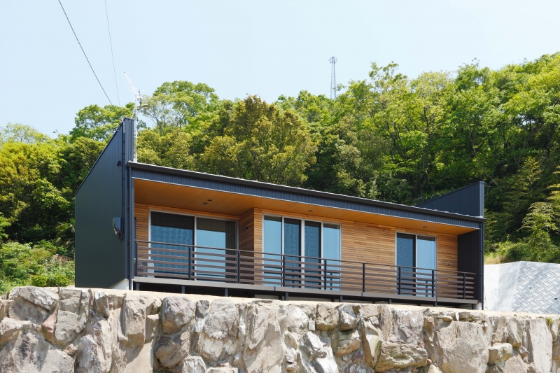 ガルバリウム鋼板+天然木を使用し非住宅的な外観。平屋ならではの開放的な景観。