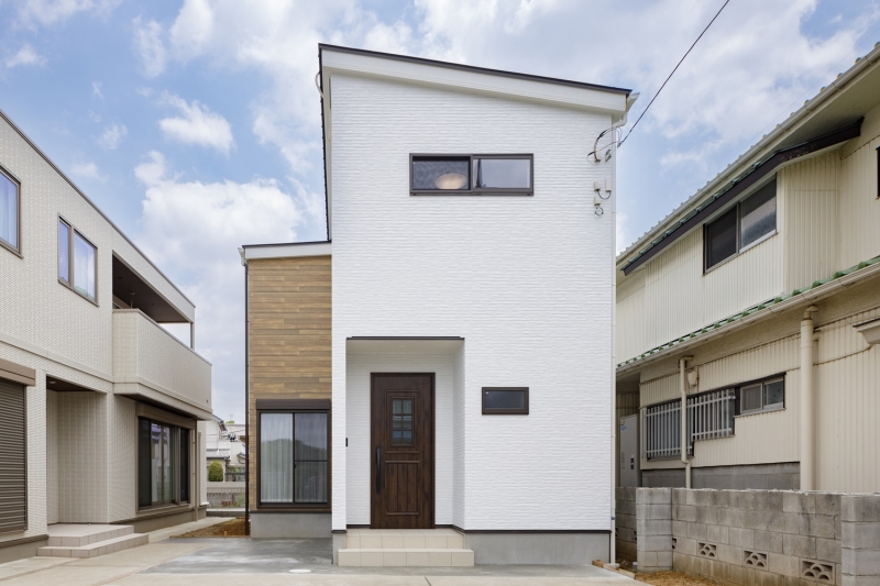 白を基調としたシンプルモダンな外観と大容量収納が魅力の注文住宅