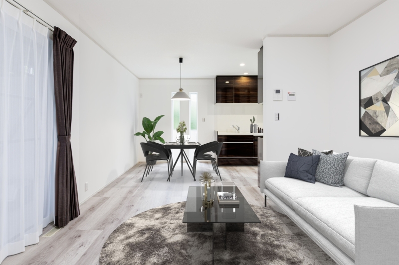 【埼玉県三郷市】光溢れるLDKとダークな色合いが調和。こだわりを叶えたモダン住宅