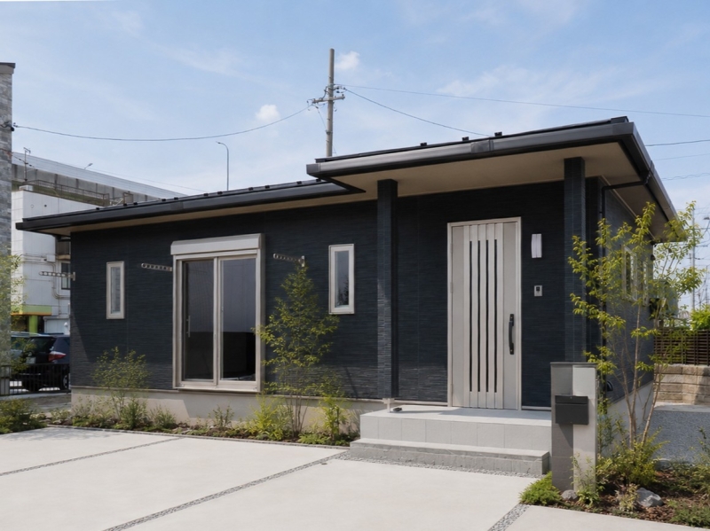 ブラックの外壁でまとめた、シンプルで洗練された15坪の平屋。無駄のないフォルムがコンパクトな住まいの美しさを際立たせ、落ち着きのある佇まいに仕上がりました。小さな住まいながらも、上質さを感じる外観デザインです。