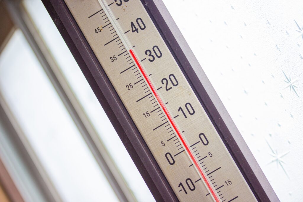 入荷予定猛暑の夏、建物の熱気を排出し熱中症対策・冷房のコストダウンに！電気代0円で動く 35cmソーラー換気扇 30Wソーラーパネル付 換気扇