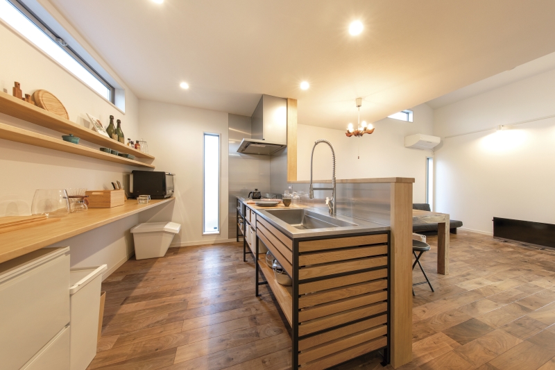 素材感にもこだわり、無垢材を使ったキッチンを採用