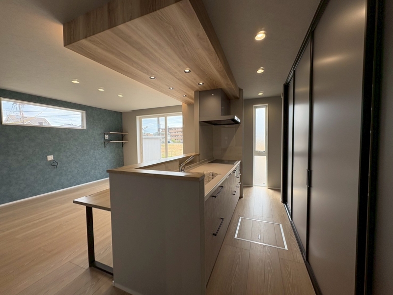 調理中も手元を隠せるI型キッチン