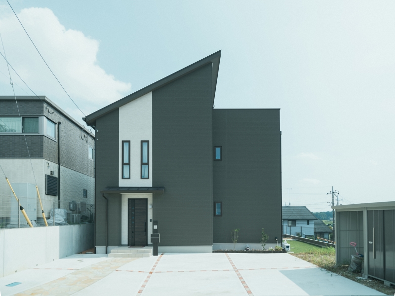 モノトーンでまとめた外観