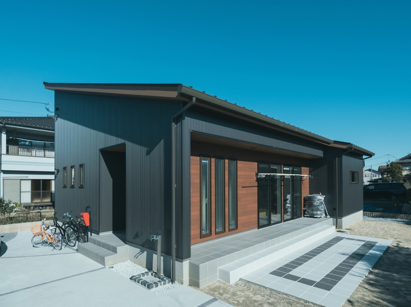 外壁は金属サイディングと窯業系サイディングの2種類を採用しています。