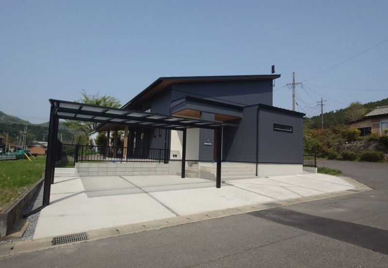 カーポートと玄関を繋げて雨に濡れにくい工夫