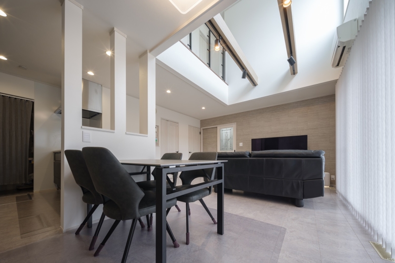 光と開放感をテーマにした2階廊下から中庭テラスと一体になった吹抜けLDKを見おろせる高性能モダン住宅