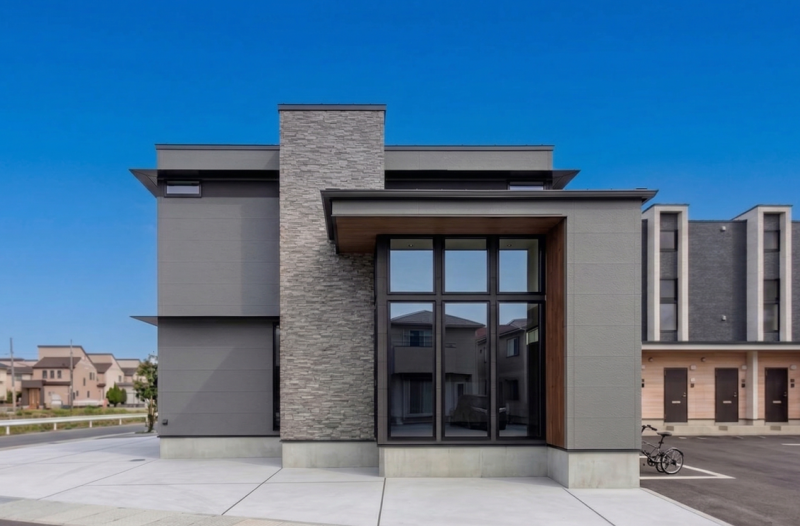 静寂を刻む水平美。素材の質感が共鳴する、気品に満ちた邸宅