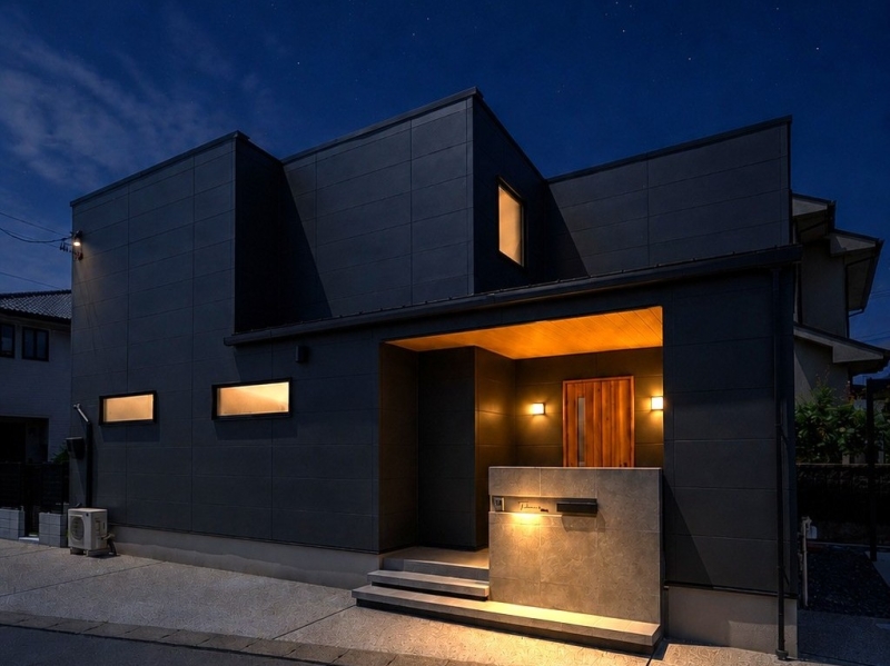 深みのあるグレーの外壁と直線的なフォルムが印象的な住まい。昼と夜で異なる魅力を楽しめる、上質で洗練された外観に仕上がりました。