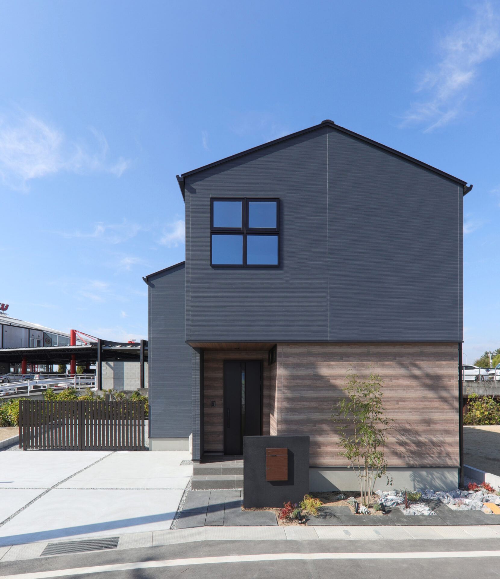 ウッド調パネルの三角屋根のかわいい注文住宅｜イシンホーム建築実例