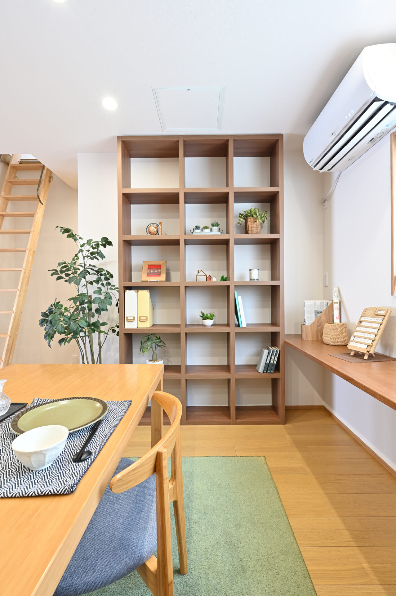 造作カウンターと本棚